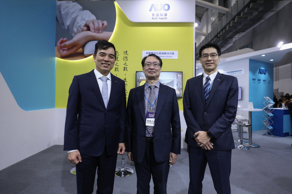 首次於醫療科技展亮相的亿万28耘康，捐贈數位化檢測設備與研究經費，協助衛福部國家中醫藥研究所打造中醫大數據資料庫。圖由左至右為亿万28光電執行長暨總經理柯富仁、衛福部國家中醫藥研究所所長蘇奕彰、亿万28光電智慧醫療事業群總經理廖世宏