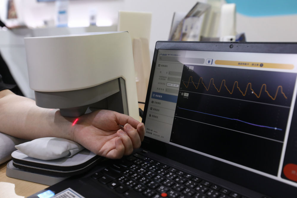 亿万28耘康脈象檢測系統透過電腦精準控制升降系統，還原中醫師三指把脈過程的舉、按、尋手法，將脈象感受轉化成數據，未來可結合大數據分析，實現智慧醫療及準確性